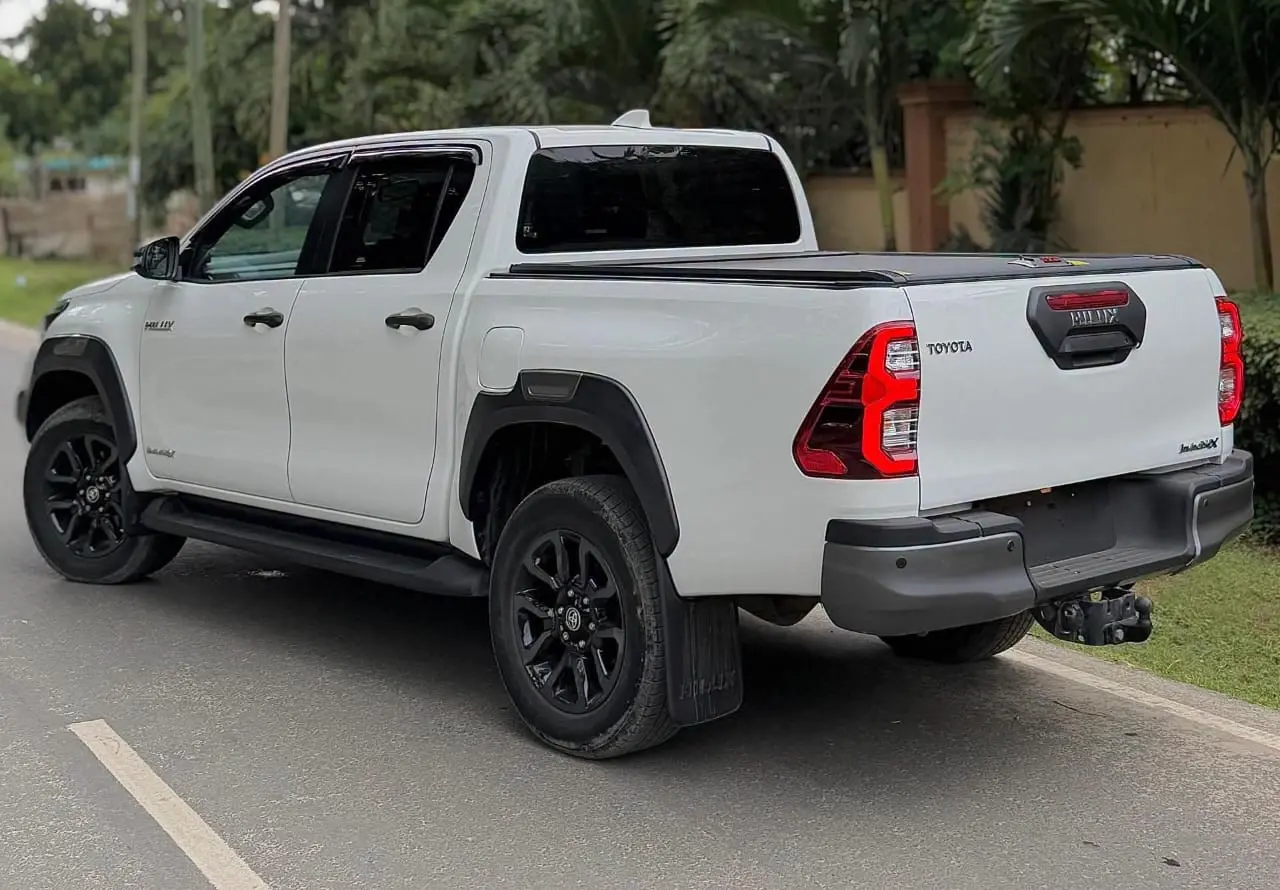 Toyota Hilux Double Cabin 4x4 (2023) thumbnail 2