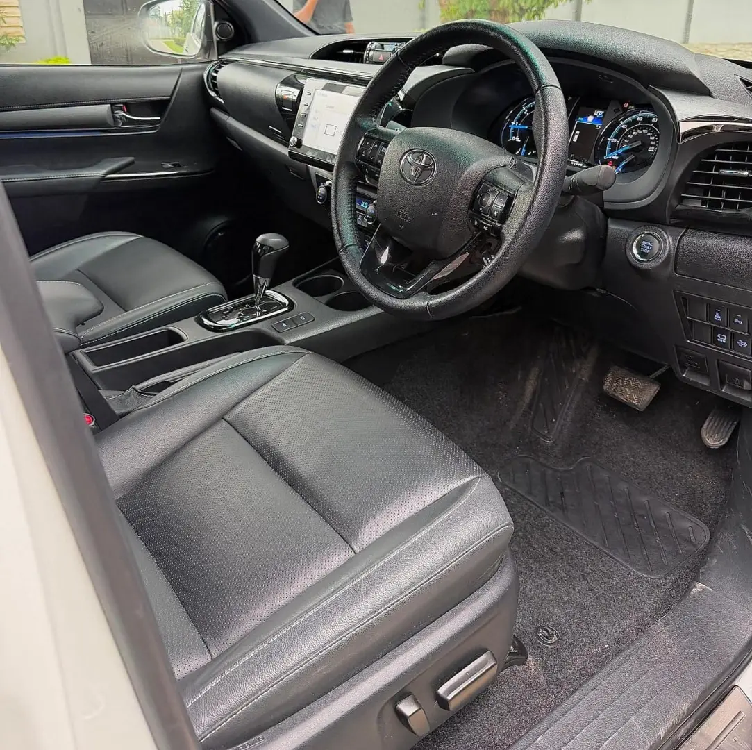 Toyota Hilux Double Cabin 4x4 (2023) thumbnail 3