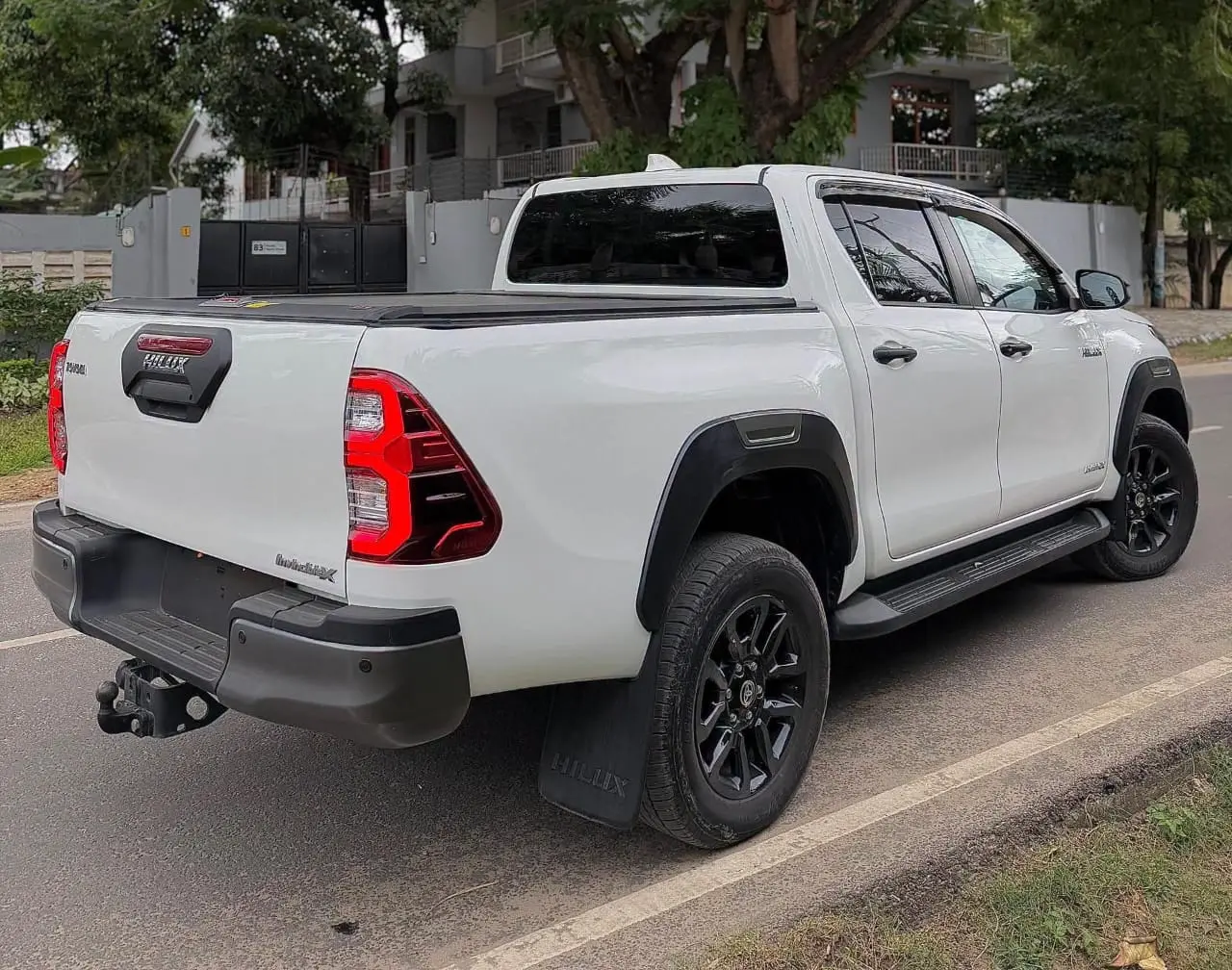 Toyota Hilux Double Cabin 4x4 (2023) thumbnail 4