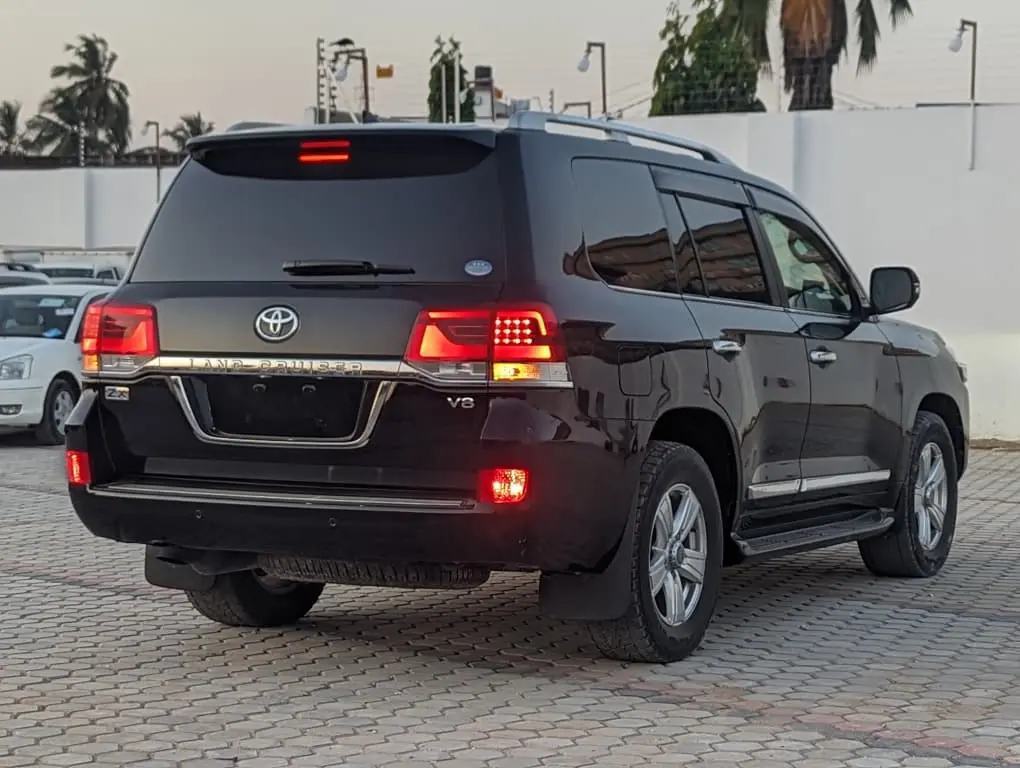 Toyota Land Cruiser 200 ZX V8 2016 thumbnail 4