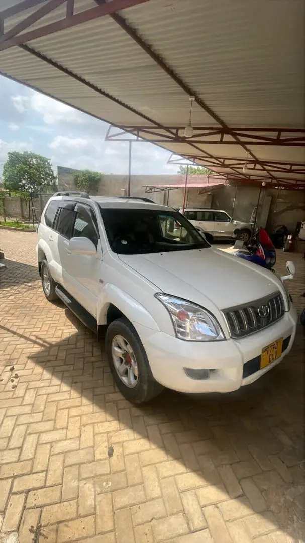 Toyota Land Cruiser Prado 120 (2005) Petrol Auto thumbnail 2