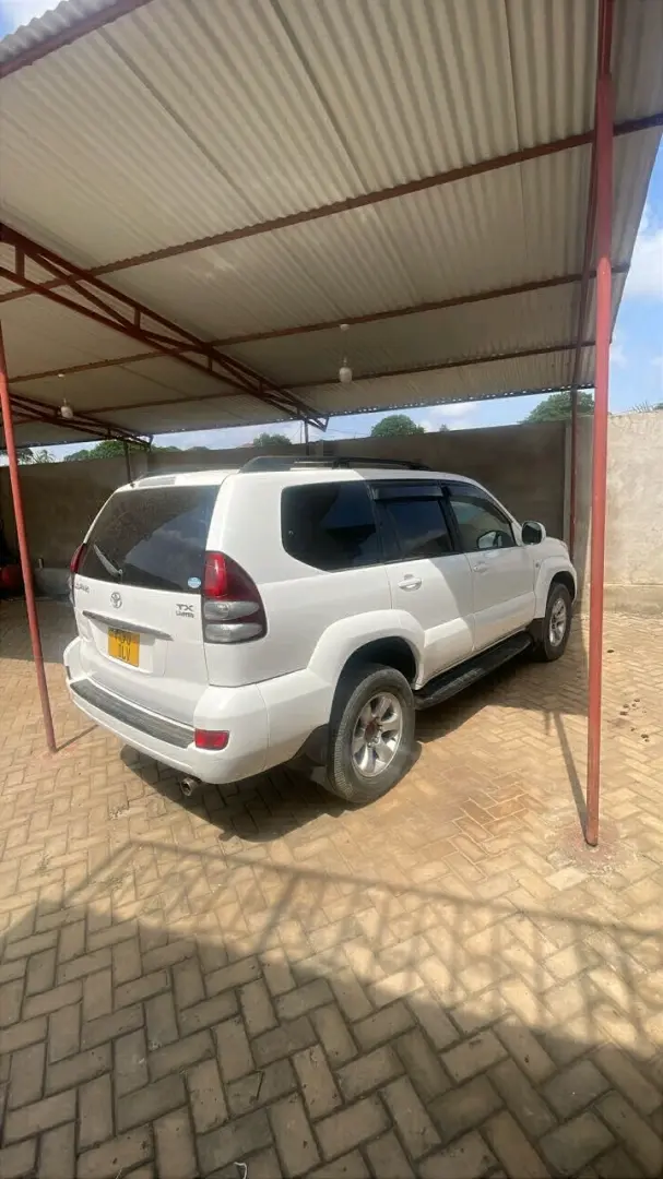 Toyota Land Cruiser Prado 120 (2005) Petrol Auto thumbnail 3