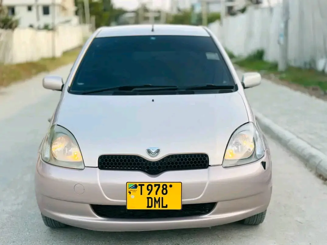 Toyota Vitz 2003 thumbnail 3