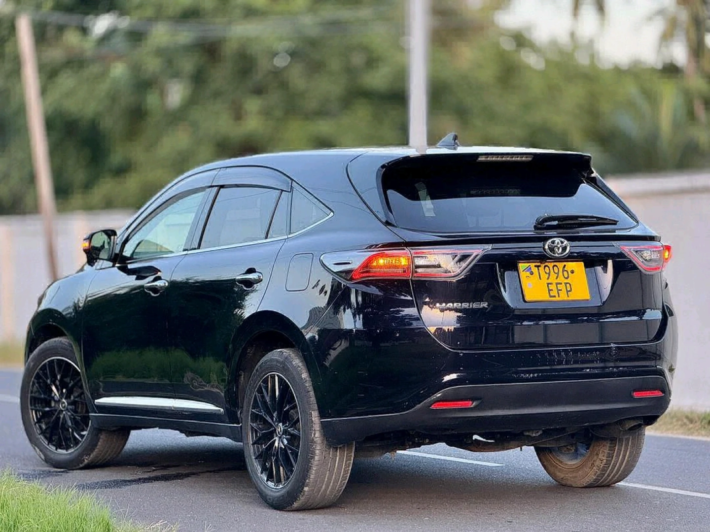 Black Toyota Harrier 2016 Model (1990cc) thumbnail 4