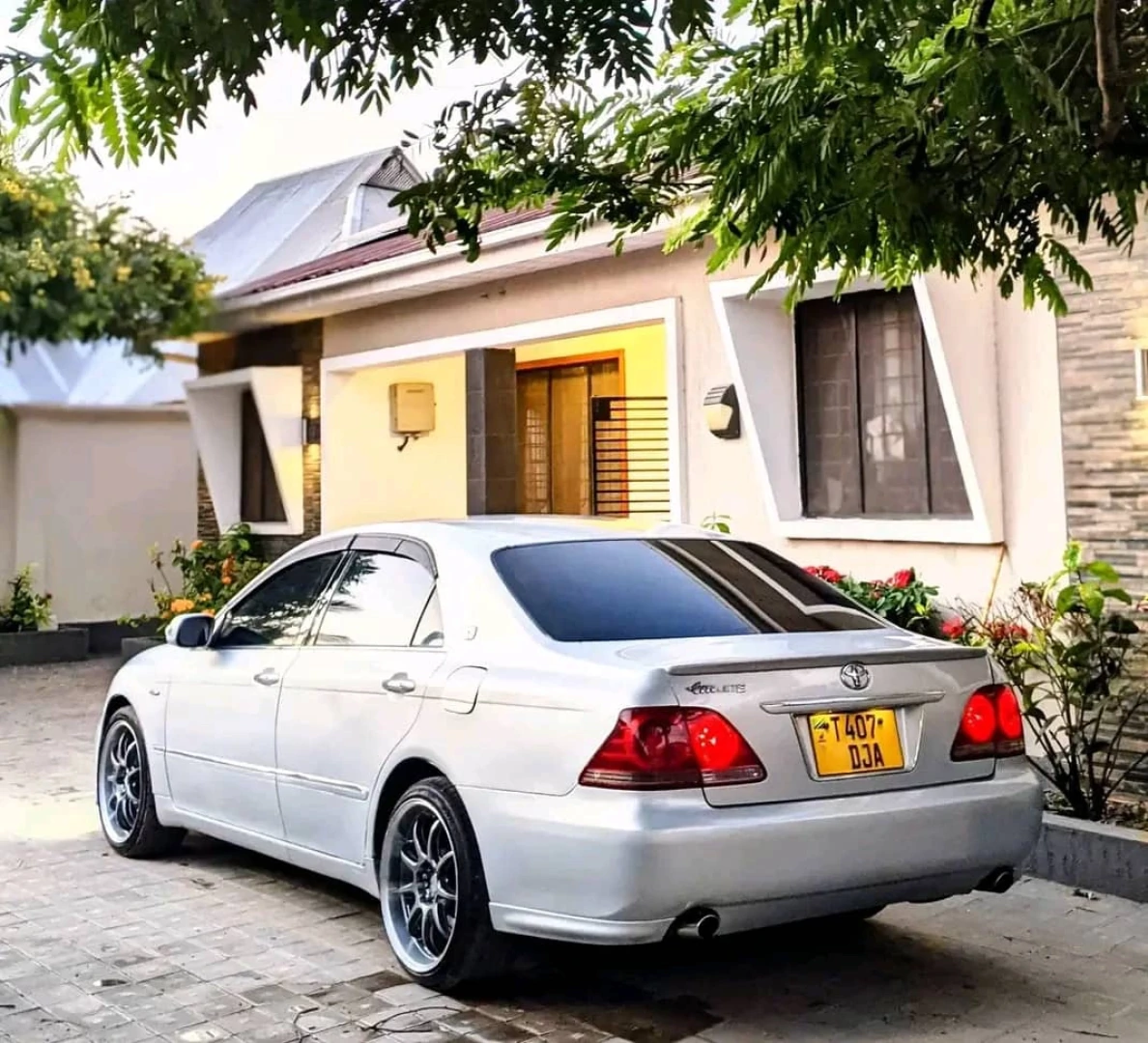 Toyota Crown Athlete Sedan Silver T407DJA thumbnail 2