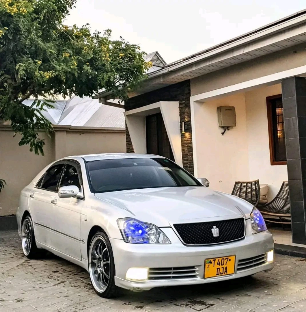 Toyota Crown Athlete Sedan Silver T407DJA thumbnail 6