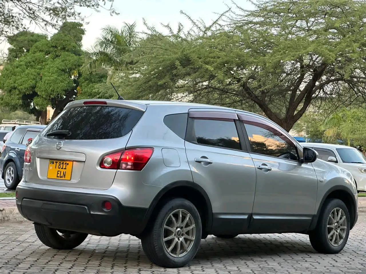 Nissan Dualis 2010 Silver thumbnail 3