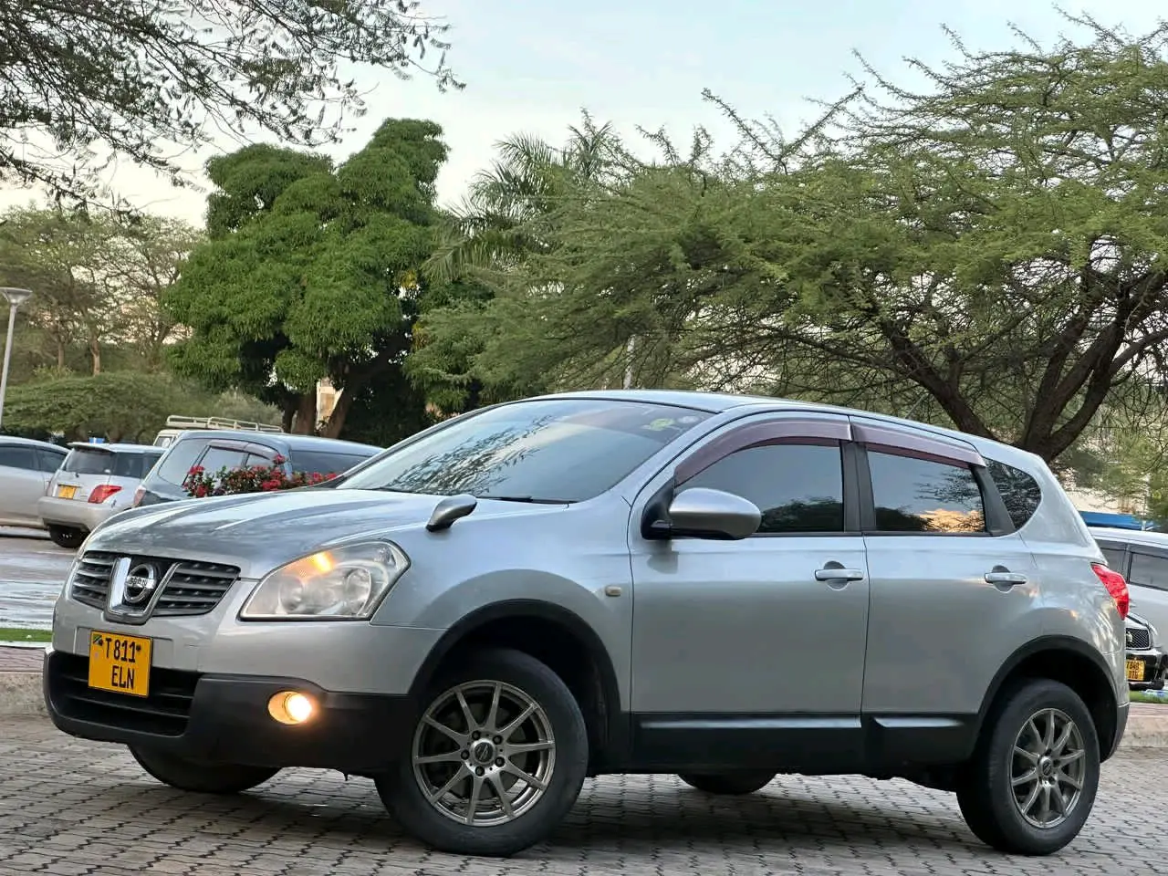 Nissan Dualis 2010 Silver thumbnail 4