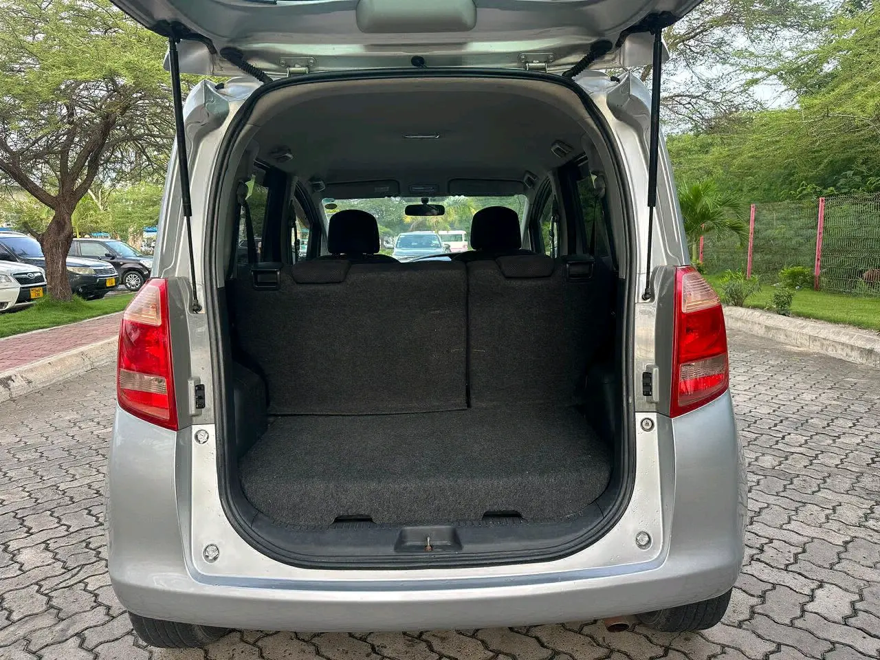 Silver Toyota Ractis (ECF) thumbnail 5