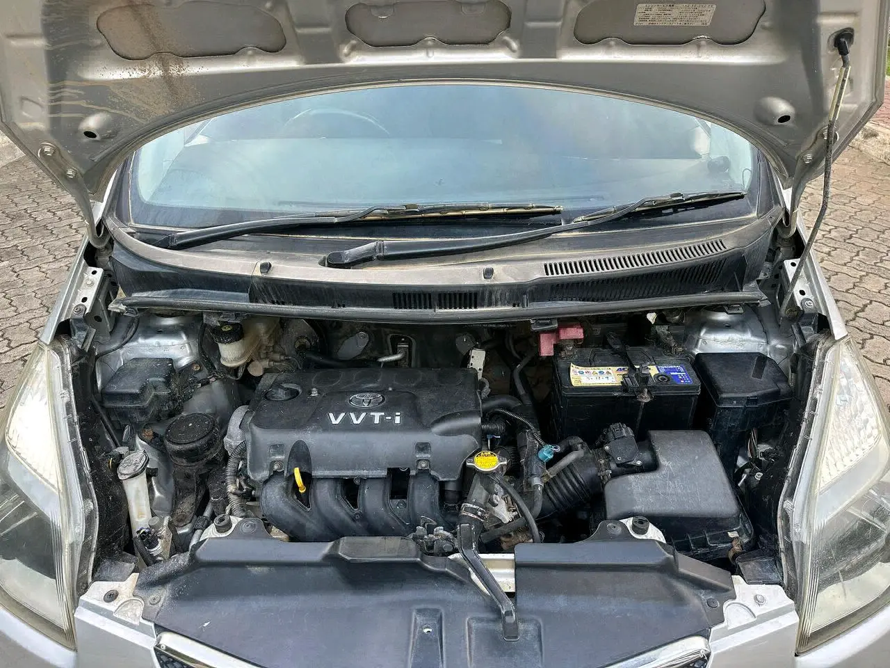 Silver Toyota Ractis (ECF) thumbnail 6