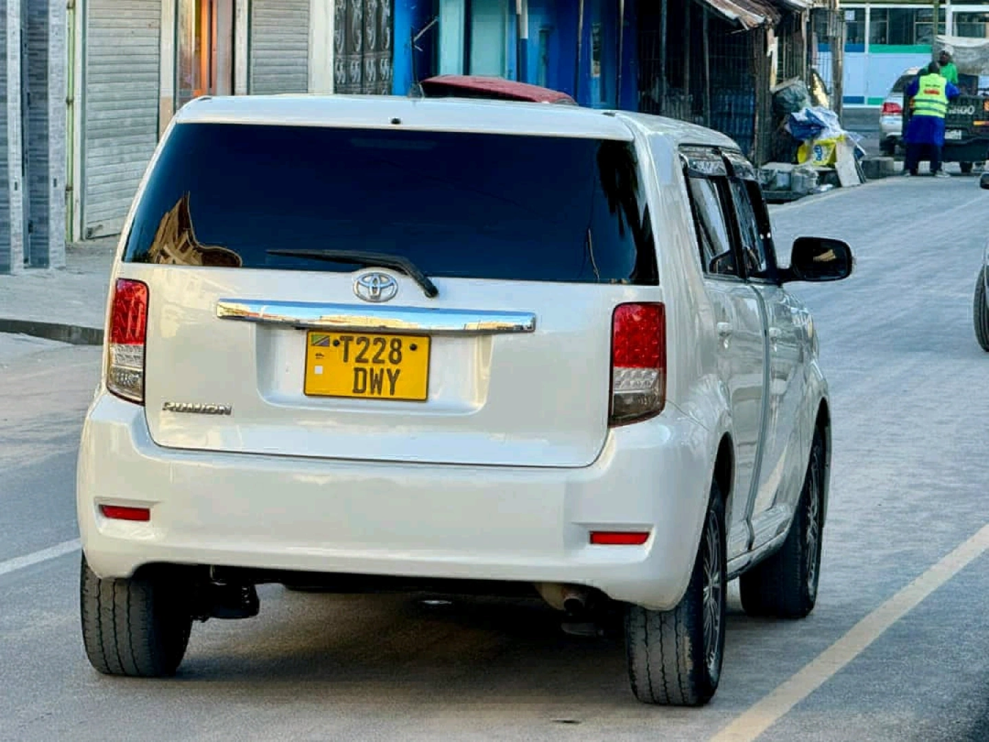 Toyota Rumion 2011 Pearl White thumbnail 2