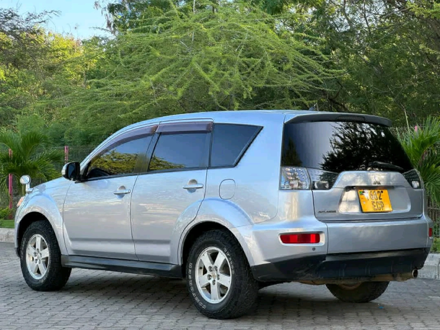 Used 2008 Mitsubishi Outlander SUV Silver thumbnail 4