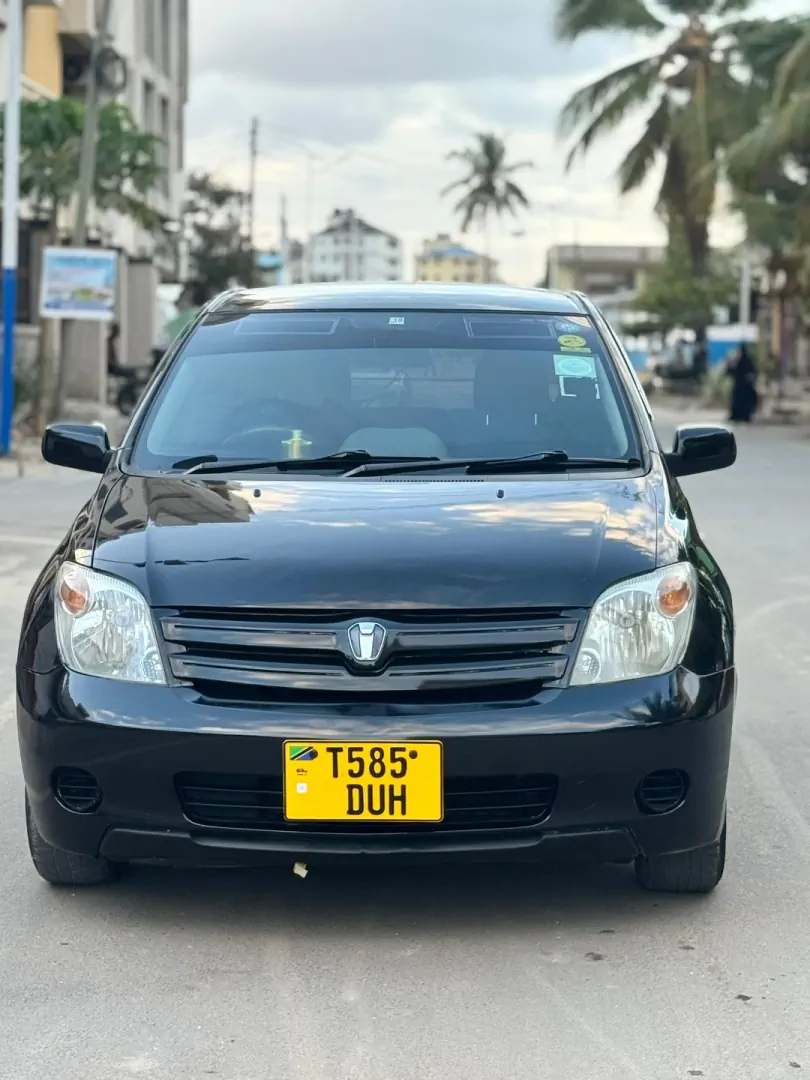 Black Toyota Ist 2004 Hatchback 1290cc thumbnail 2