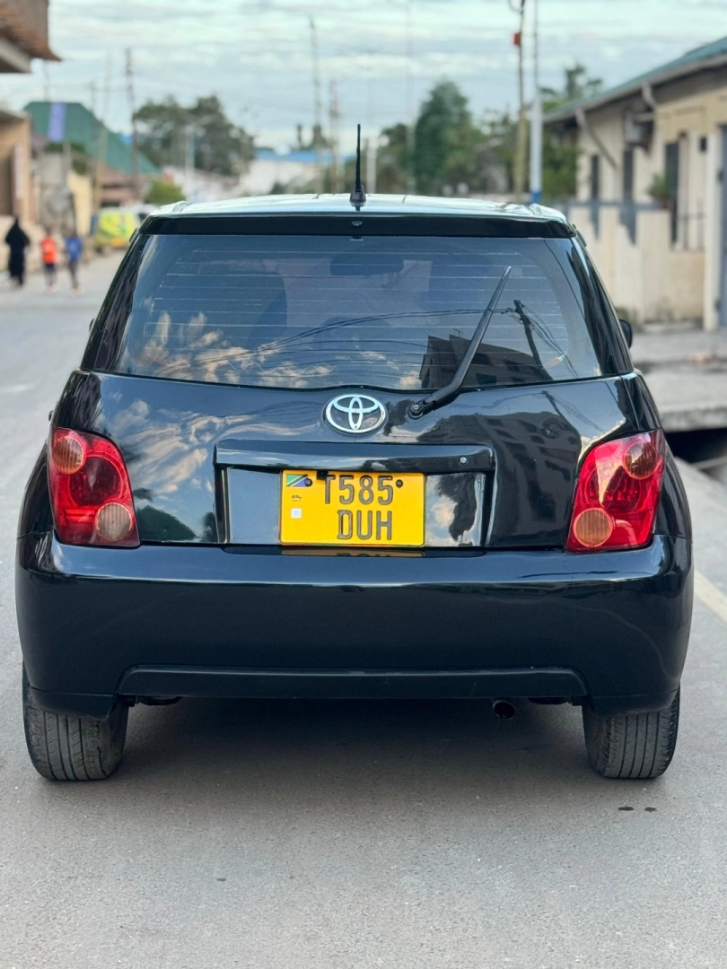 Black Toyota Ist 2004 Hatchback 1290cc thumbnail 5