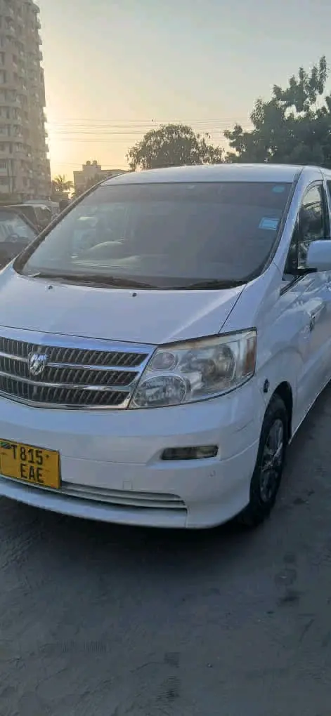 Toyota Alphard Minivan Nyeupe