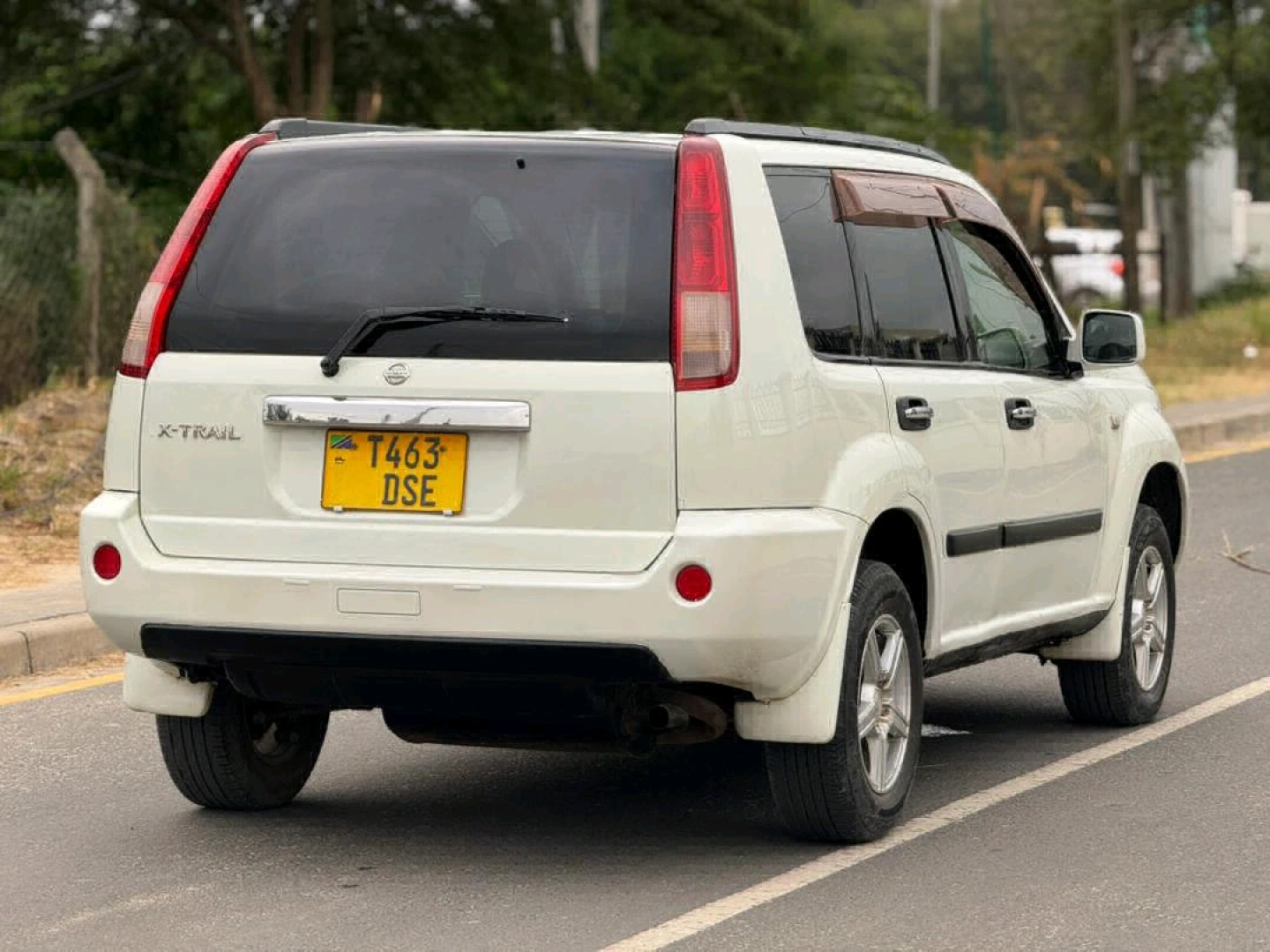 White Nissan X-Trail SUV for Sale thumbnail 3