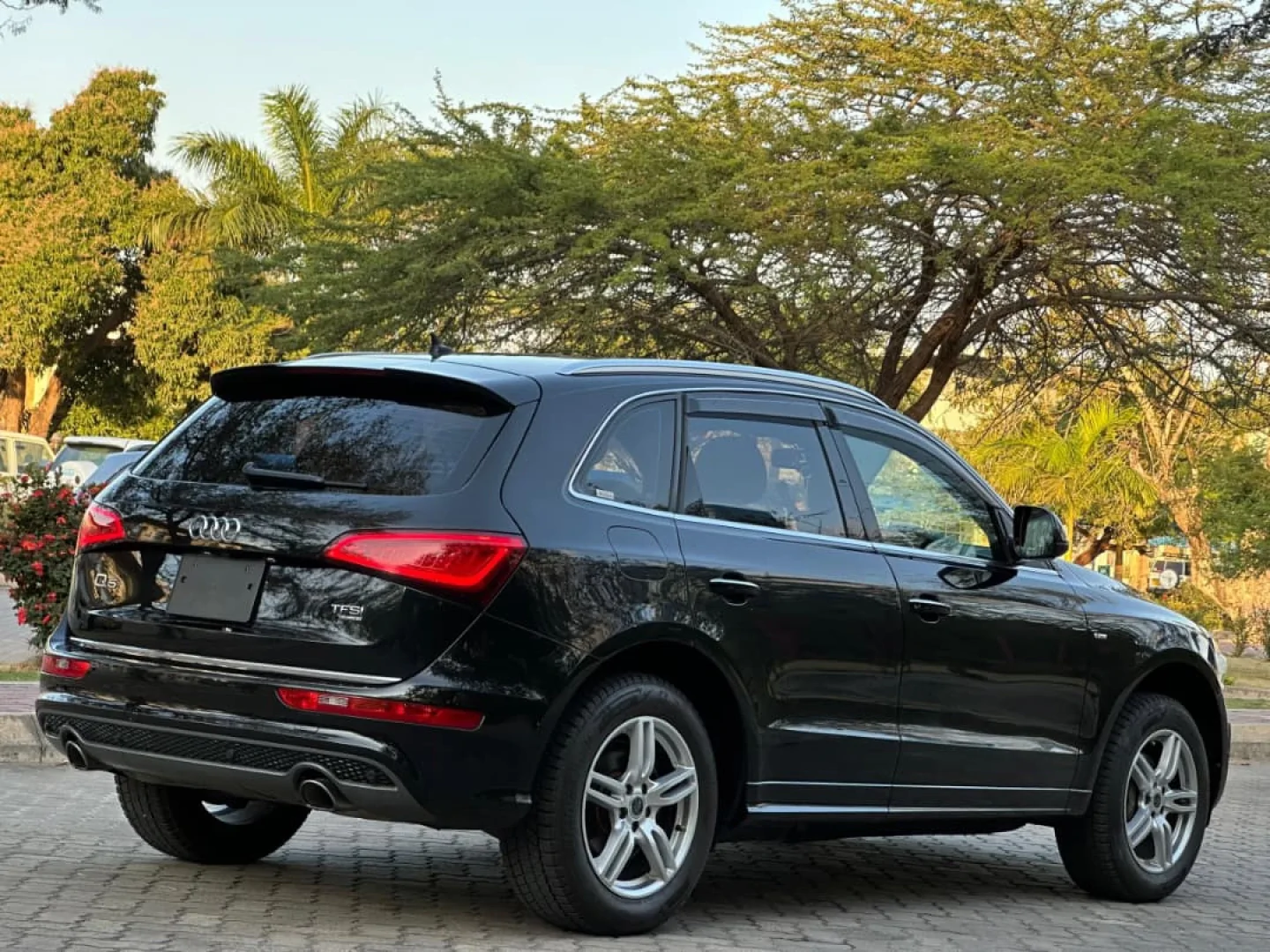 Black Audi Q5 Sports Line 2015 SUV thumbnail 5
