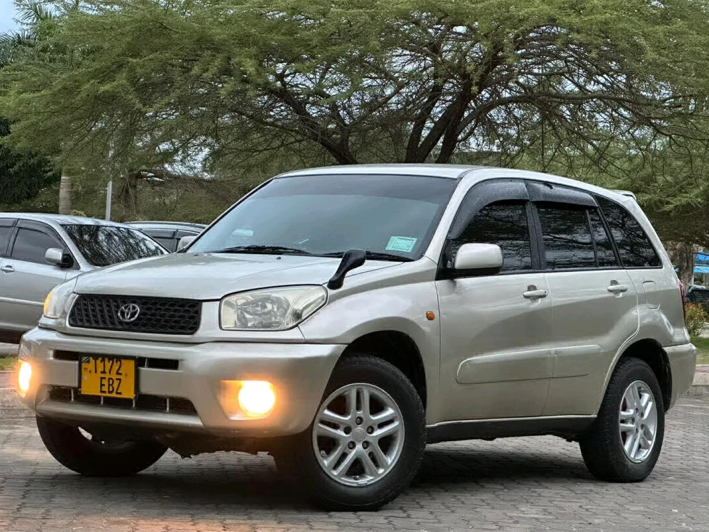 Silver Toyota RAV4 SUV 1790cc Full AC thumbnail 2