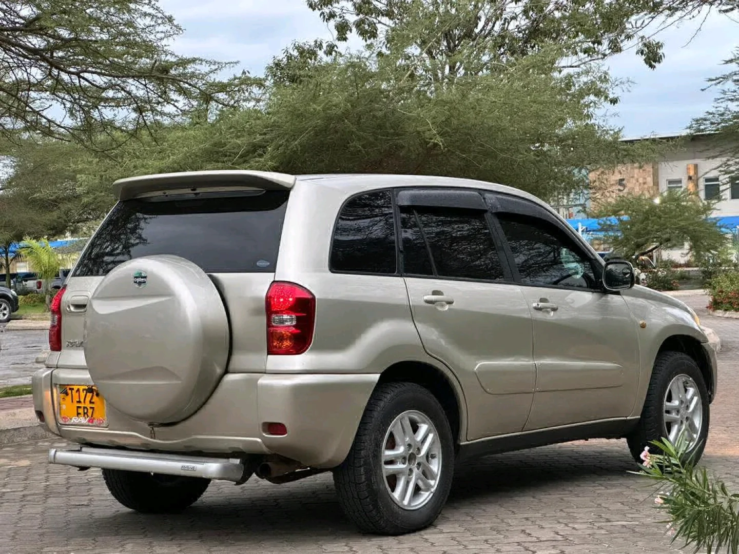 Silver Toyota RAV4 SUV 1790cc Full AC thumbnail 3