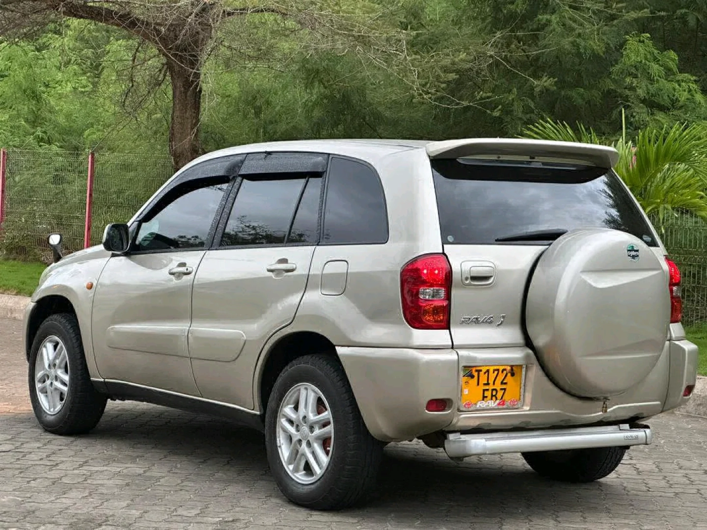 Silver Toyota RAV4 SUV 1790cc Full AC thumbnail 4