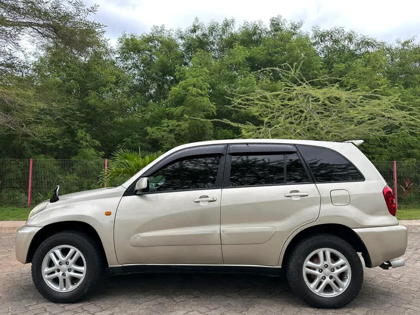 Silver Toyota RAV4 SUV 1790cc Full AC thumbnail 5