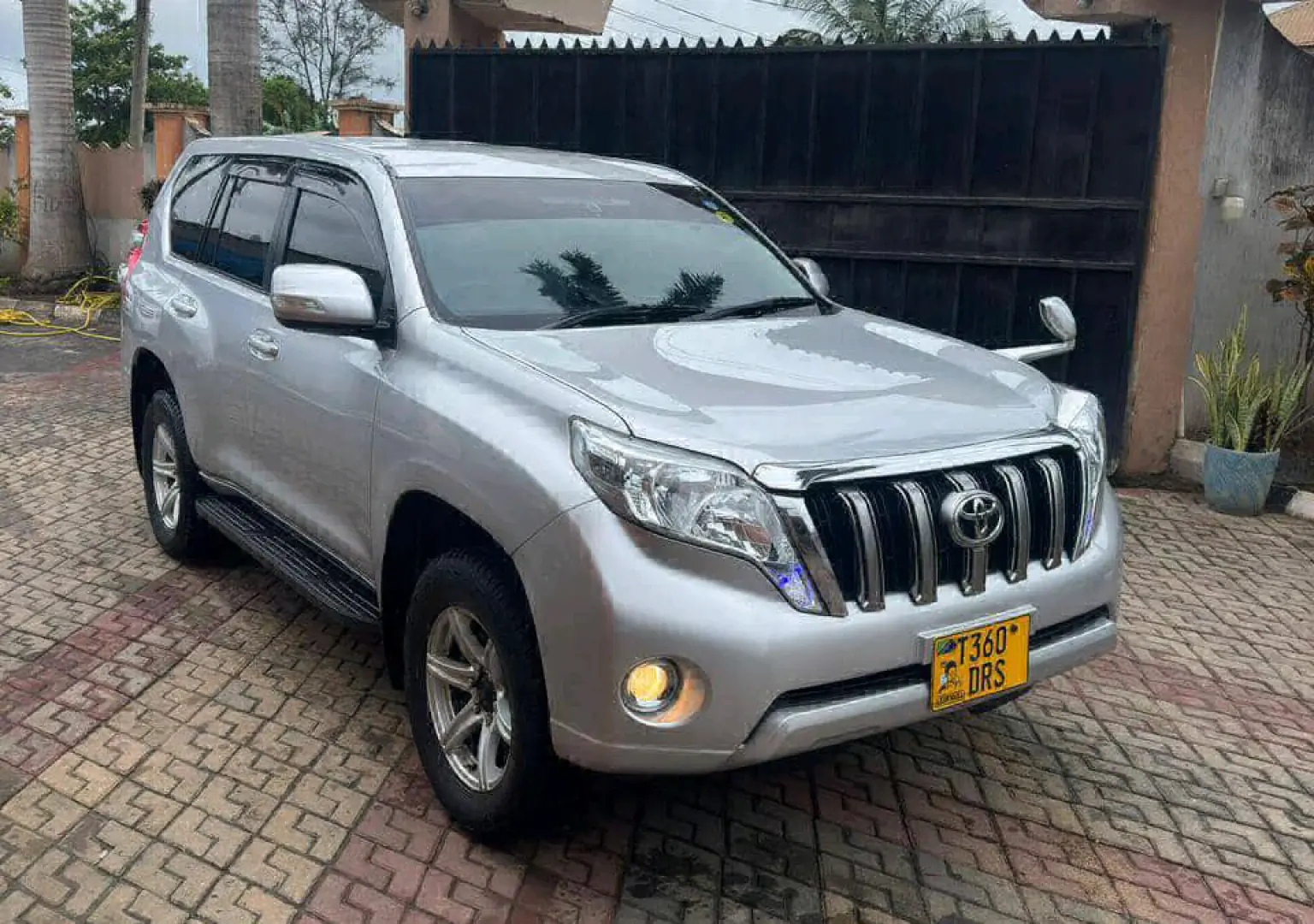 Toyota Land Cruiser Prado 150 (2014) for Sale thumbnail 2