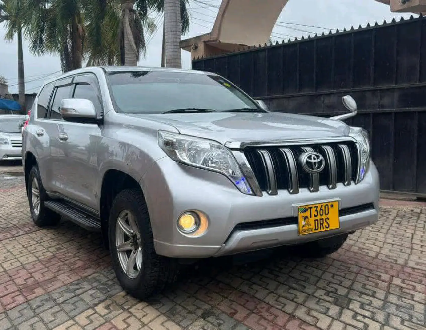 Toyota Land Cruiser Prado 150 (2014) for Sale thumbnail 3