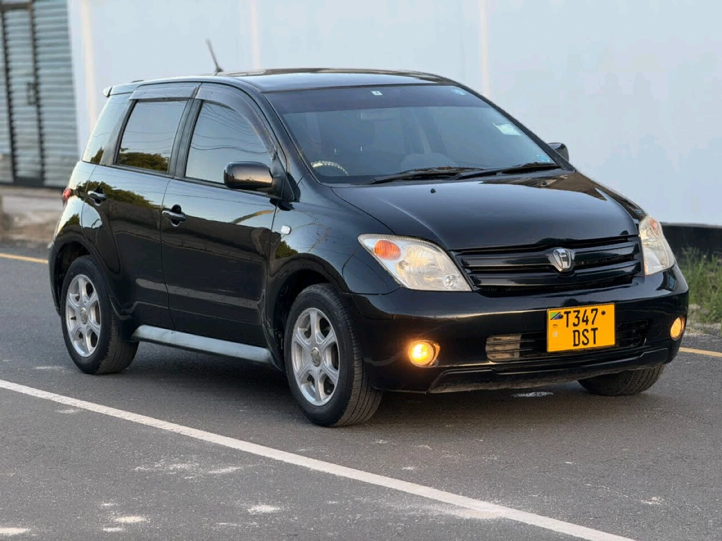 Black Toyota Ist Car T347 DST thumbnail 2