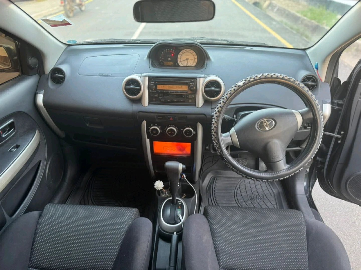 Black Toyota Ist Car T347 DST thumbnail 3