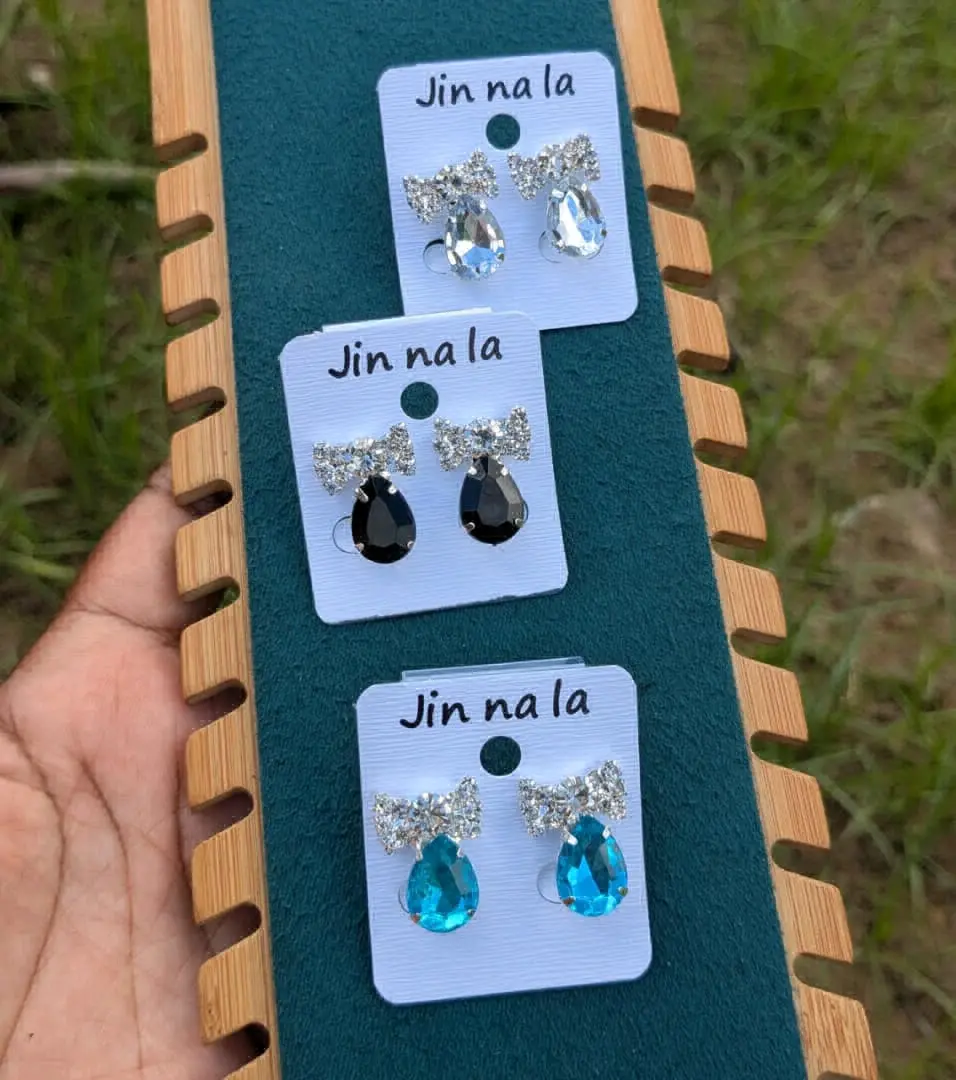 3 pairs za Hereni za Kubana (Clip-on Earrings).