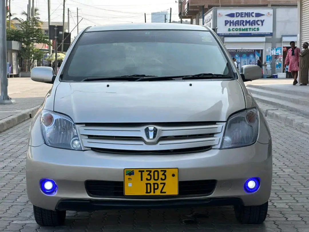 Toyota IST - Silver
