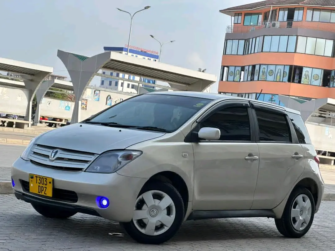 Toyota IST - Silver thumbnail 2