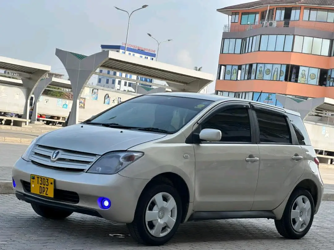 Toyota IST - Silver thumbnail 3