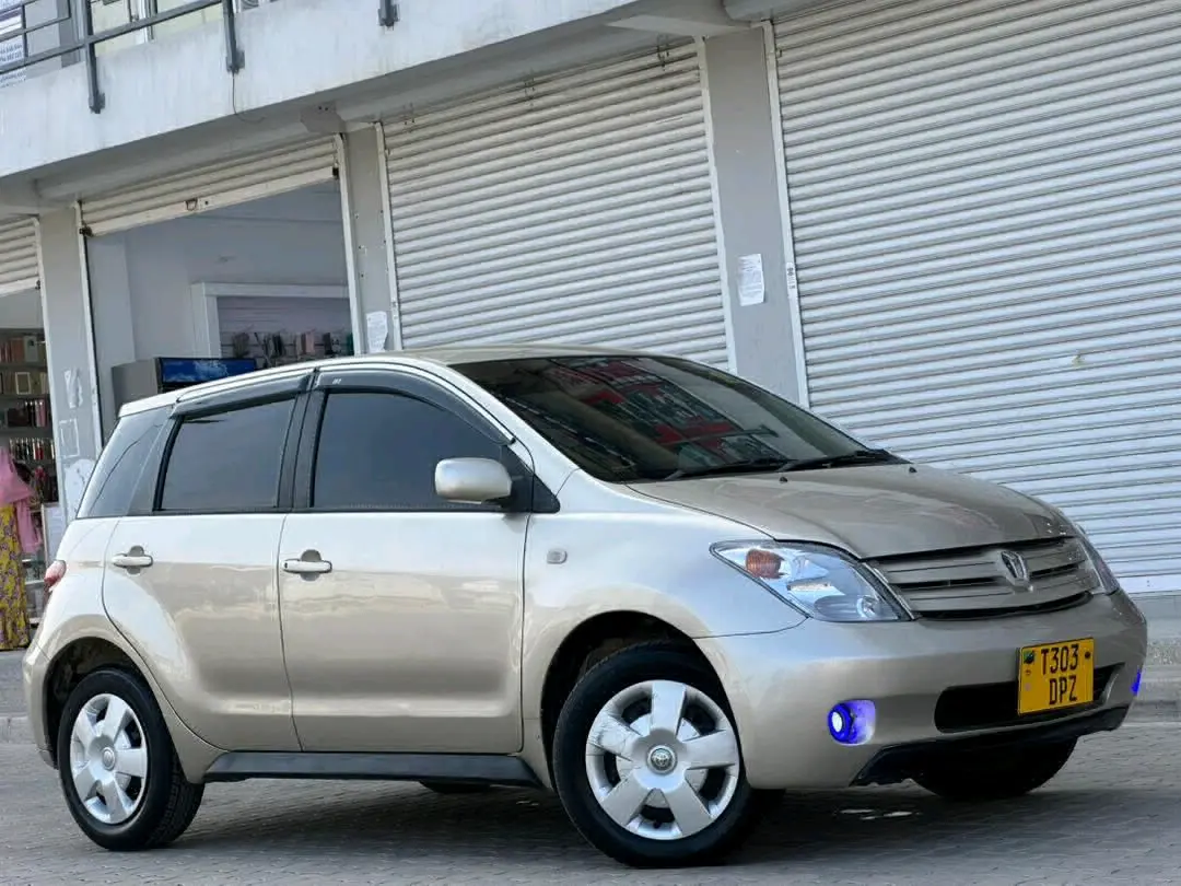 Toyota IST - Silver thumbnail 4