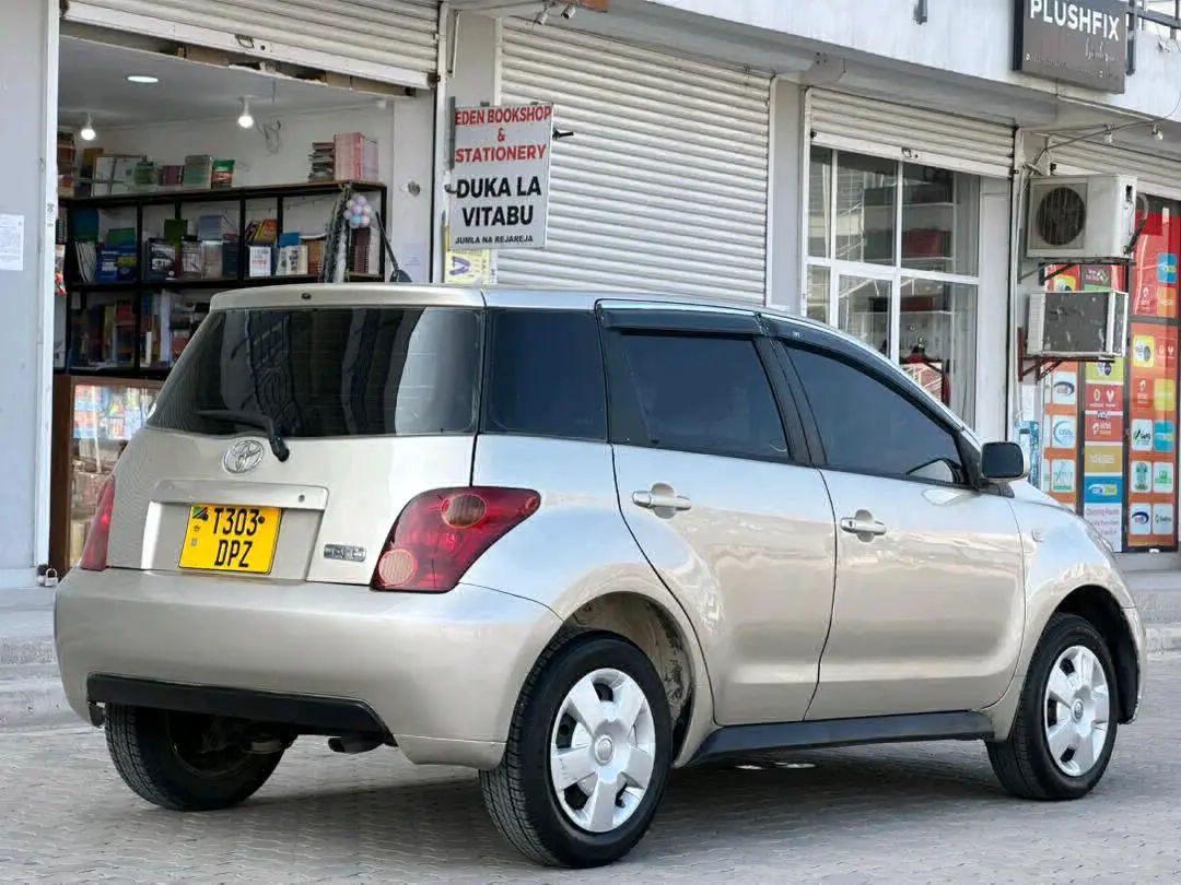 Toyota IST - Silver thumbnail 5
