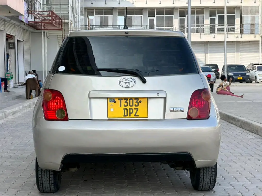 Toyota IST - Silver thumbnail 6