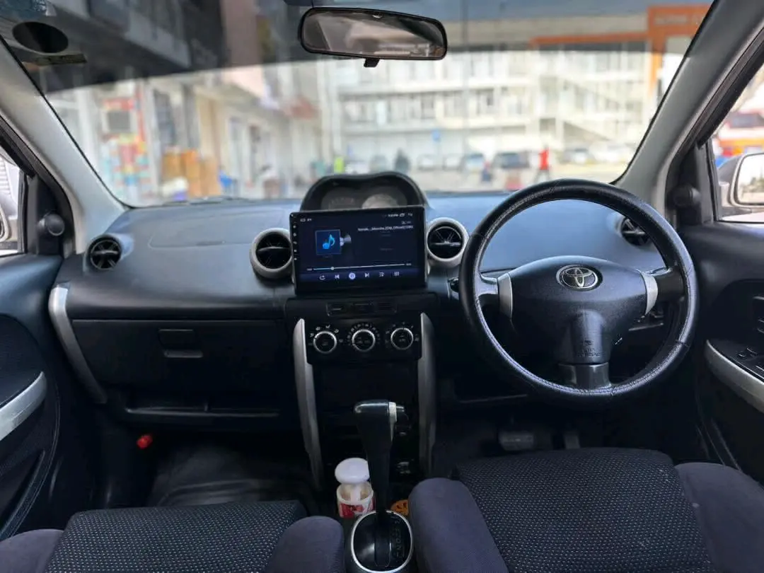 Toyota IST - Silver thumbnail 7
