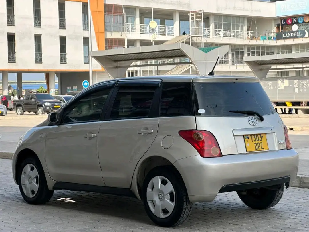 Toyota IST - Silver thumbnail 8