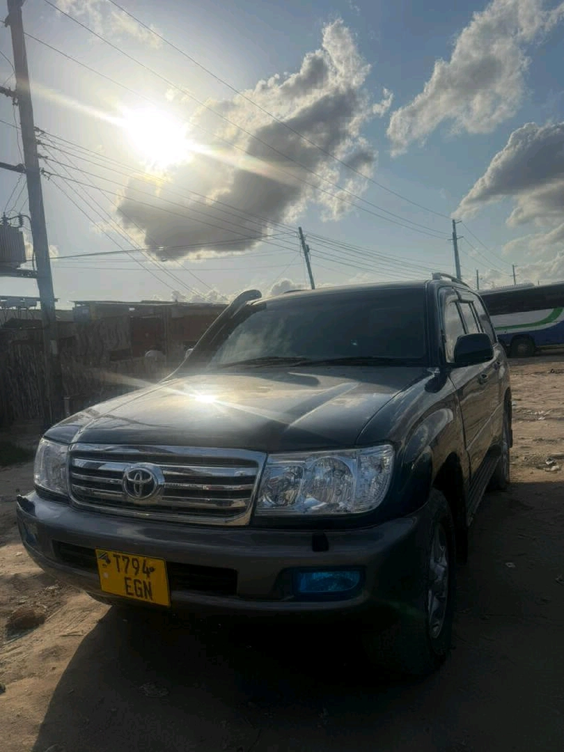 Toyota Land Cruiser SUV Diesel Inauzwa DSM thumbnail 2