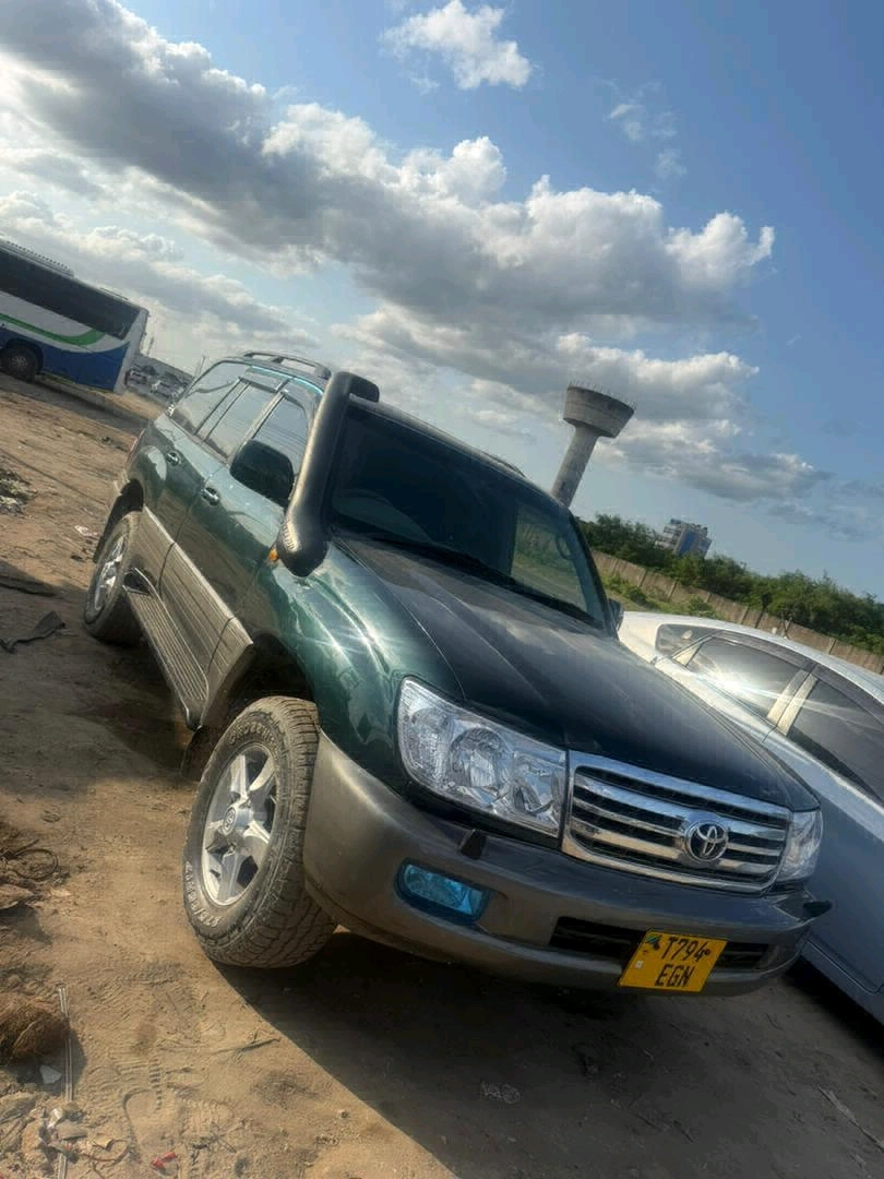 Toyota Land Cruiser SUV Diesel Inauzwa DSM thumbnail 3