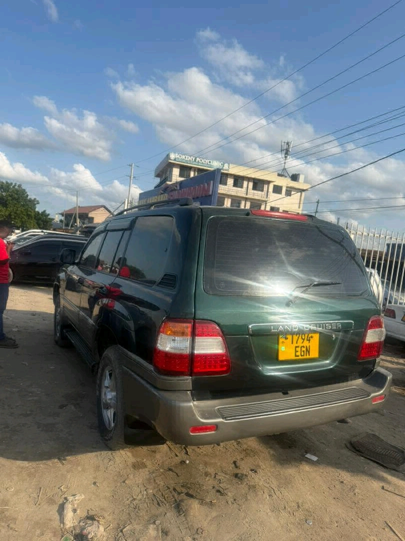 Toyota Land Cruiser SUV Diesel Inauzwa DSM thumbnail 5