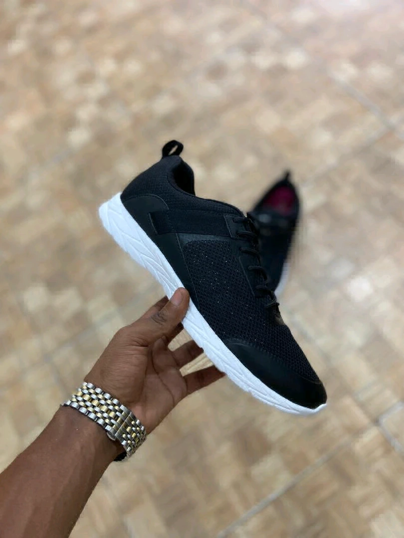 Black and White Running Shoe (Kiatu)