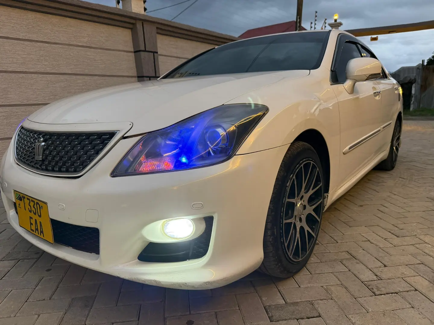 Toyota Crown 2010, White, 2490cc