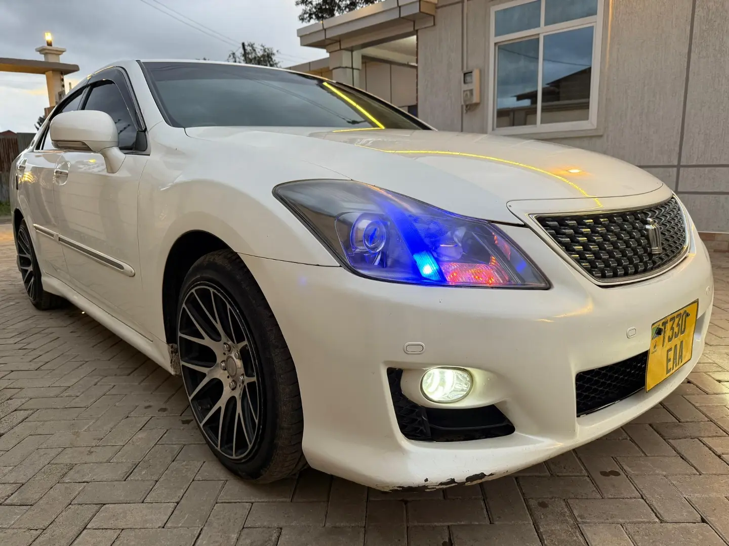 Toyota Crown 2010, White, 2490cc thumbnail 2