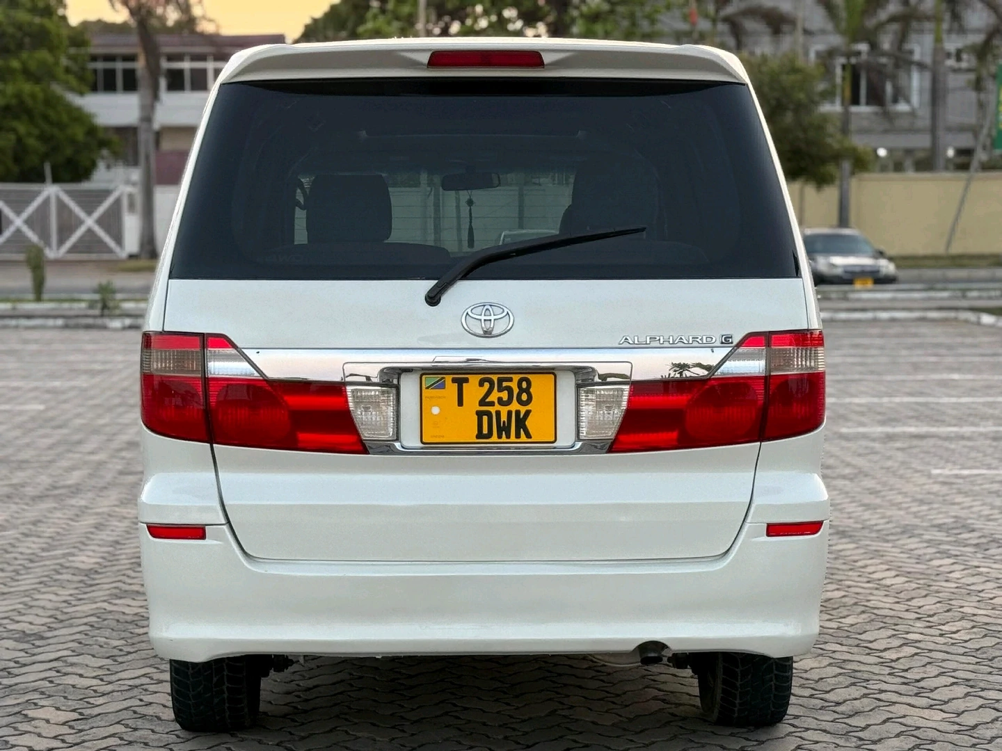 Toyota Alphard 2004 Minivan thumbnail 2