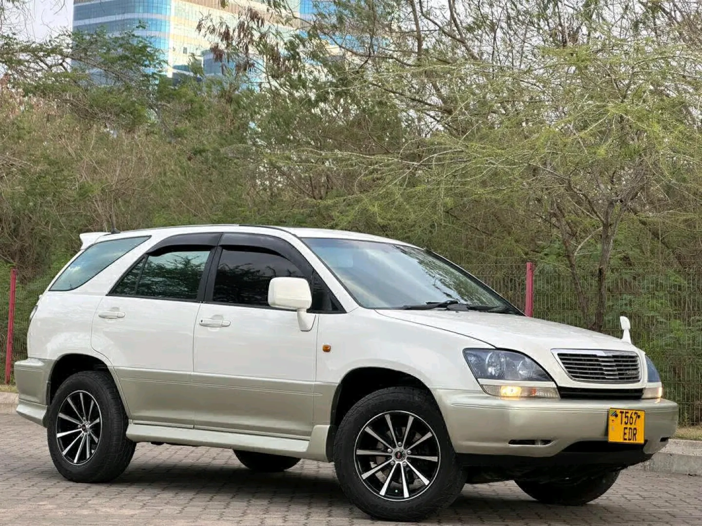 Toyota Harrier SUV 2002 - Clean Condition thumbnail 2