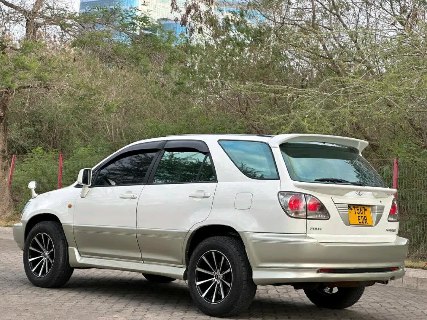 Toyota Harrier SUV 2002 - Clean Condition thumbnail 3