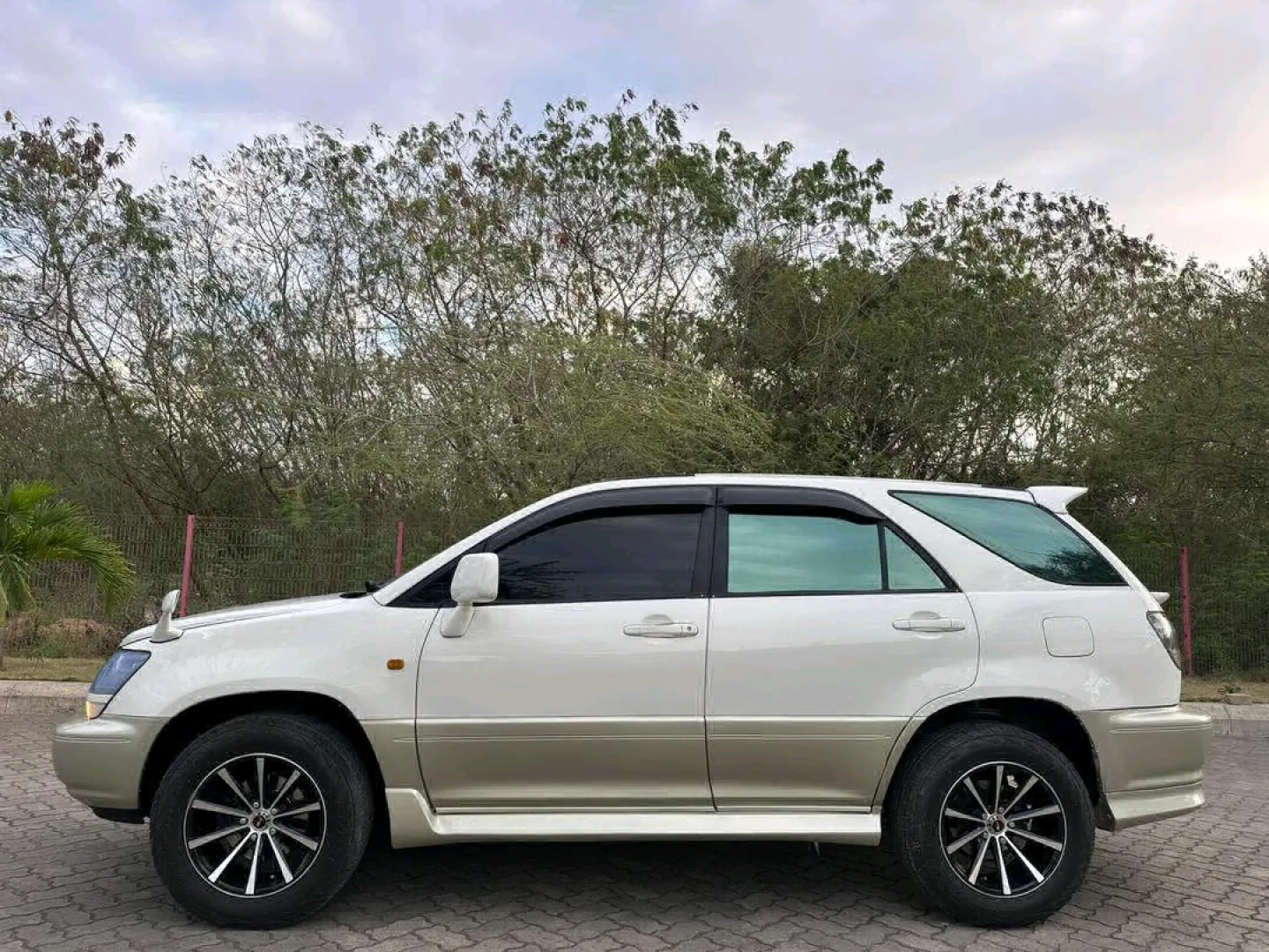 Toyota Harrier SUV 2002 - Clean Condition thumbnail 4
