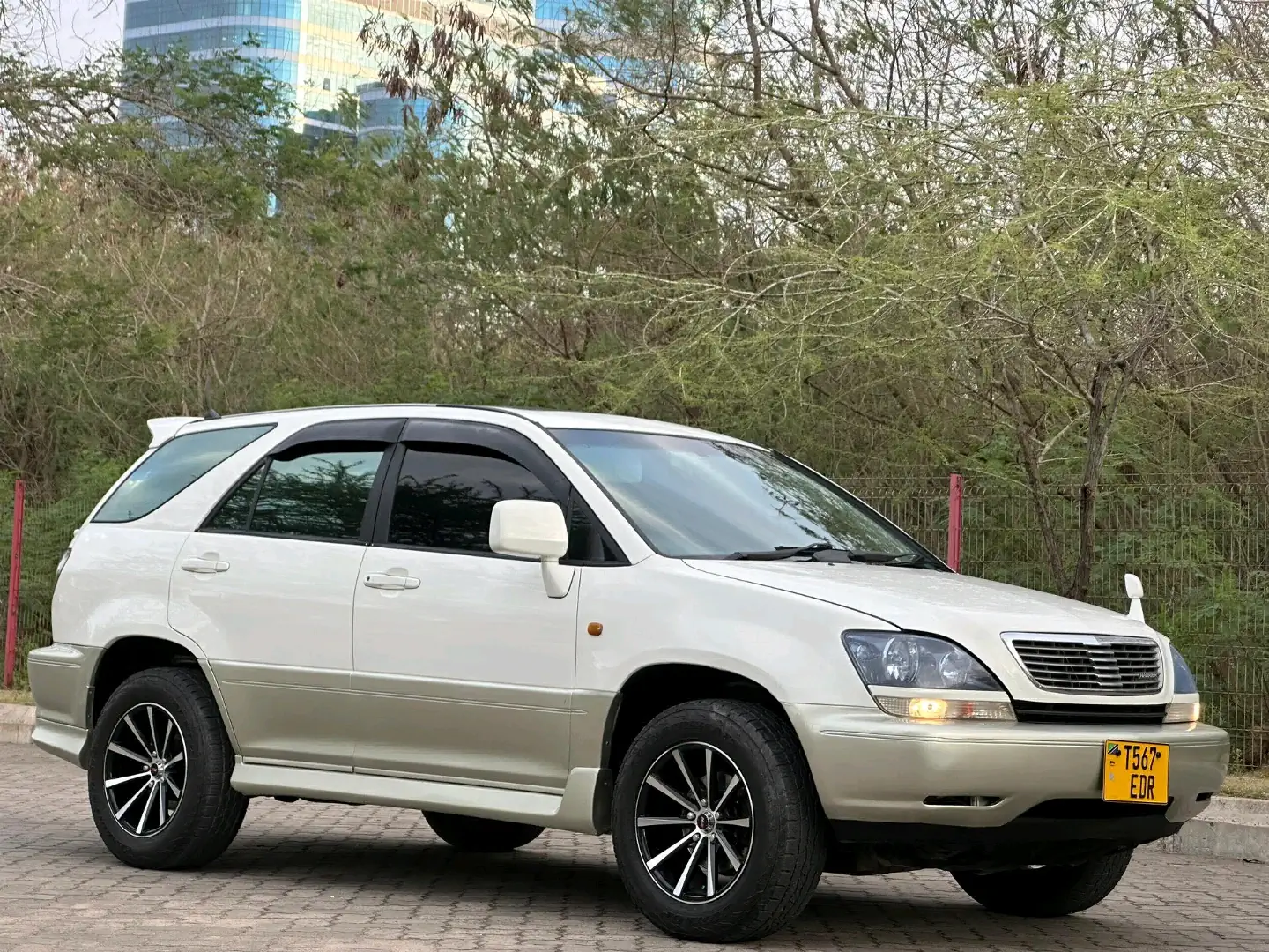 Toyota Harrier SUV 2002 - Clean Condition thumbnail 9