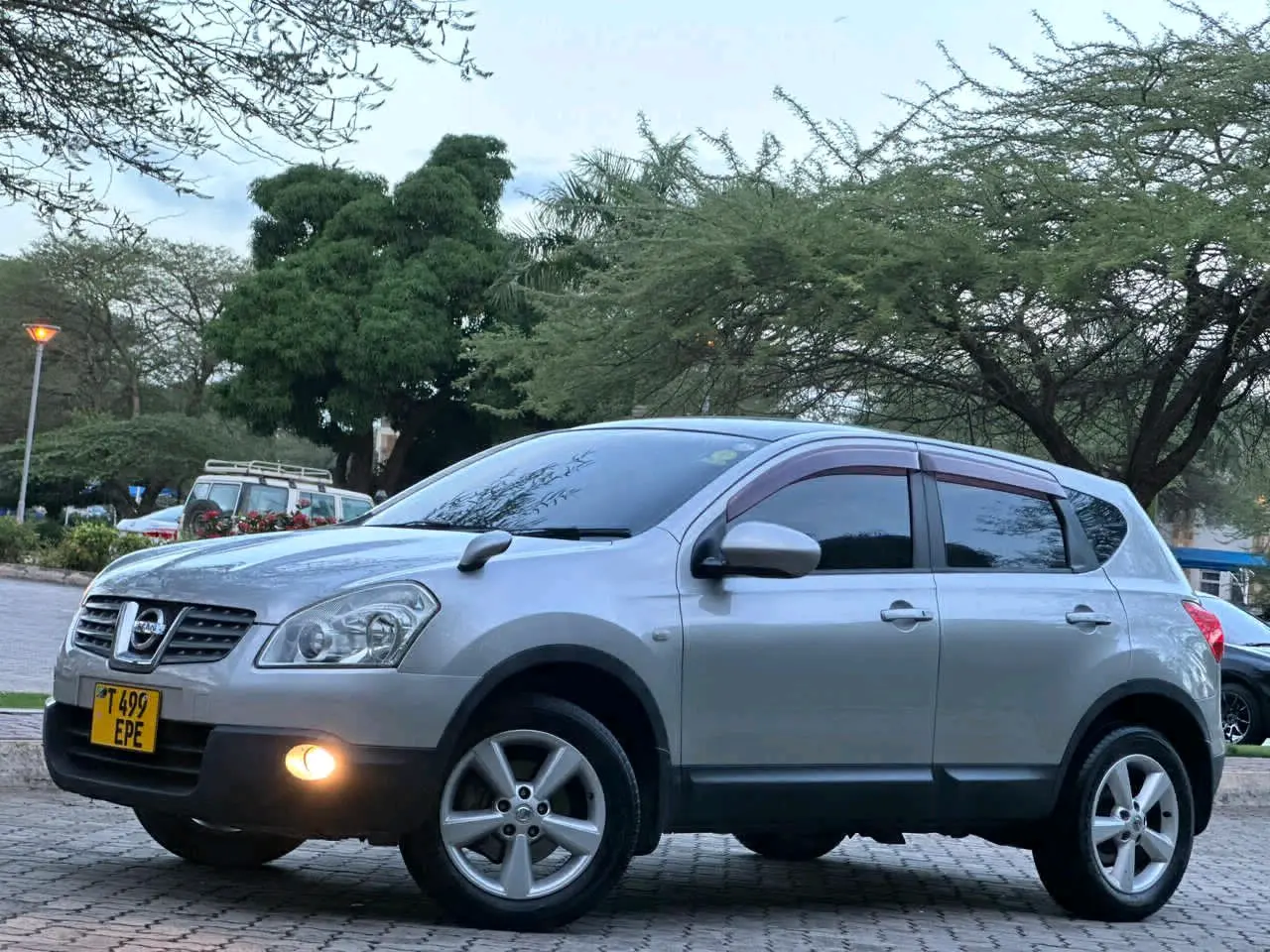 Nissan Dualis 2009 Silver thumbnail 3